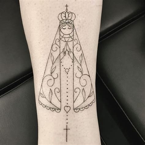Tatuagem nossa senhora aparecida com terço E finalmente, a coroa e o manto foram concedidos pela princesa Isabel, quando ela visitou o santuário no ano de 1888